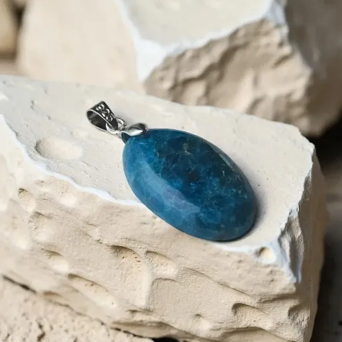 Pendentif en Apatite ovale – Expression & clarté intérieure