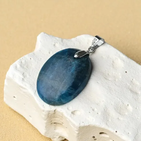 Pendentif en Apatite ovale – Expression & clarté intérieure