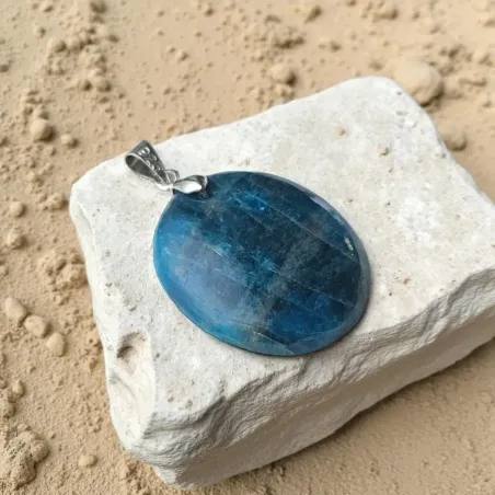 Pendentif en Apatite ovale – Expression & clarté intérieure