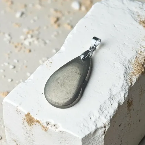 Pendentif Pyrite Goutte ovale – Protection & Confiance Intérieure