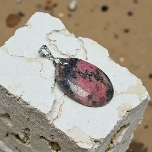 Pendentif Rhodonite Ovale – Guérison Émotionnelle & Cœur