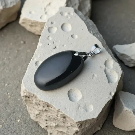 Pendentif Spinelle Noire Ovale – Bouclier énergie & Ancrage