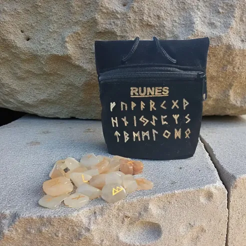 Runes en Pierre de Lune – Intuition & Divination Sacrée