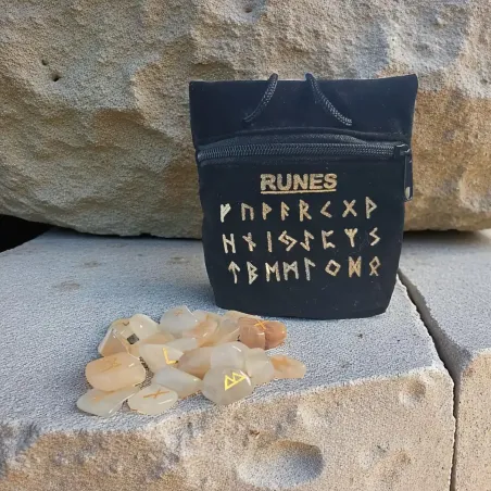 Runes en Pierre de Lune – Intuition & Divination Sacrée