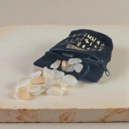 Runes en Pierre de Lune – Intuition & Divination Sacrée