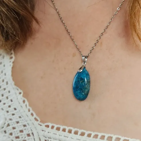 Pendentif en Apatite ovale – Expression & clarté intérieure