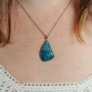 Pendentif en Apatite ovale – Expression & clarté intérieure