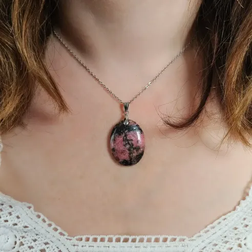 Pendentif Rhodonite Ovale – Guérison Émotionnelle & Cœur