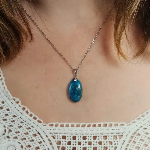 Pendentif en Apatite ovale – Expression & clarté intérieure