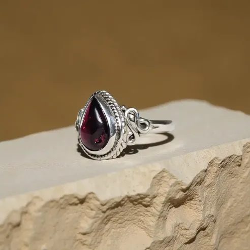 Bague Isalys Grenat – Énergie Vitale & Ancrage du Cœur