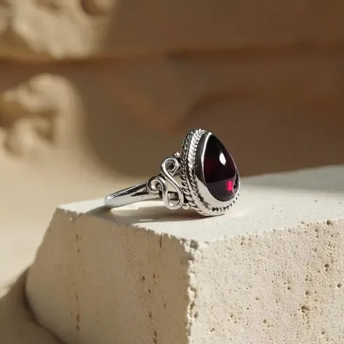 Bague Isalys Grenat – Énergie Vitale & Ancrage du Cœur