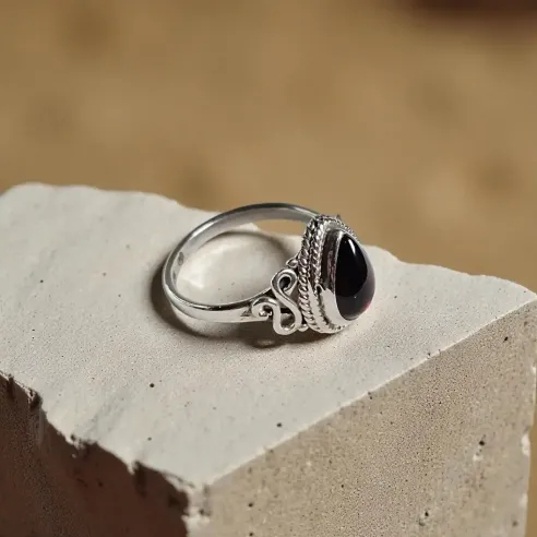 Bague Isalys Grenat – Énergie Vitale & Ancrage du Cœur