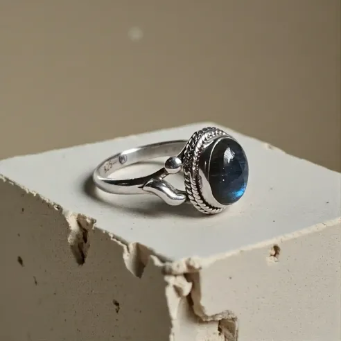 Bague Arda Labradorite – Élégance Intuitive & Protection Subtil