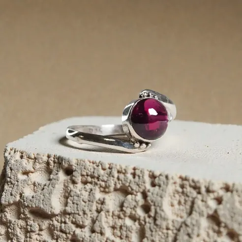Bague Cleo Grenat – Énergie Vitale & Ancrage du Cœur