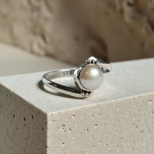 Bague Cleo Perle – Intuition, Douceur & Féminin Sacré