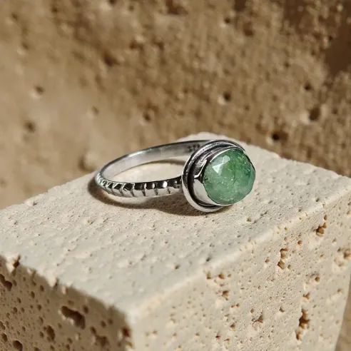 Bague Leonie Émeraude – Cœur Ouvert, Amour & Renouveau