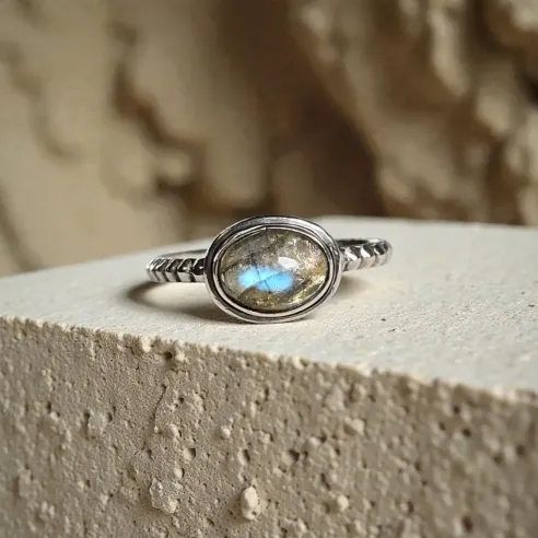 Bague Leonie Labradorite – Intuition, Protection & Clarté