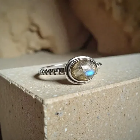 Bague Leonie Labradorite – Intuition, Protection & Clarté