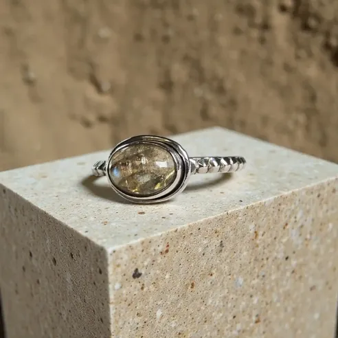 Bague Leonie Labradorite – Intuition, Protection & Clarté