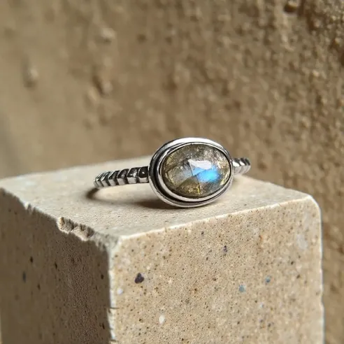 Bague Leonie Labradorite – Intuition, Protection & Clarté