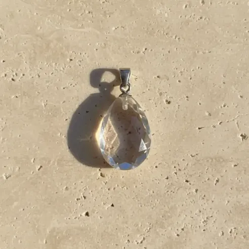 Pendentif Cristal de Roche Facetté – Clarté & Purification