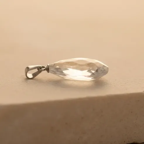 Pendentif Cristal de Roche Facetté – Clarté & Purification