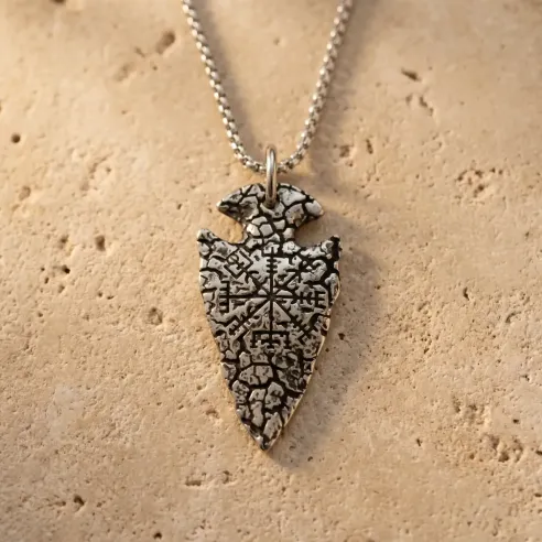 Collier Rune Viking – Pointe de Flèche & Vegvísir Gravé