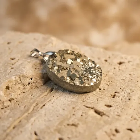 Pendentif Aureon Pyrite Drusy – Solaire & Bouclier Énergie