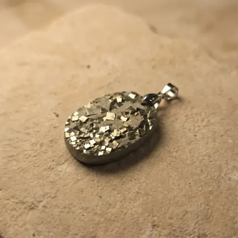 Pendentif Aureon Pyrite Drusy – Solaire & Bouclier Énergie
